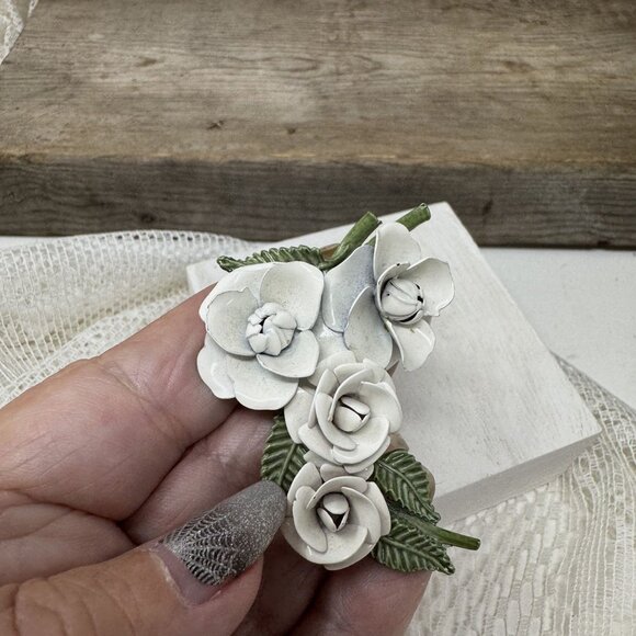 Vintage White & Green Metal Flower Brooch 2.50" - Picture 7 of 7